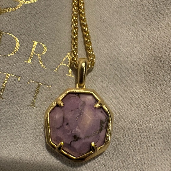 Kendra Scott Cynthia Short Gold Pendant Necklace in Lilac Abalone - Picture 4 of 4